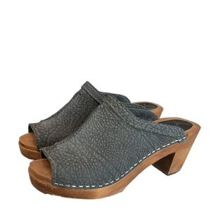 Cape Clogs Lucia Gray Embossed Vegan Leather Peep Toe Wood Sole  Sz 6.5 EU 38